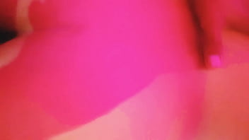 Jovencita se deja coger en cuatro y el novio trabajando