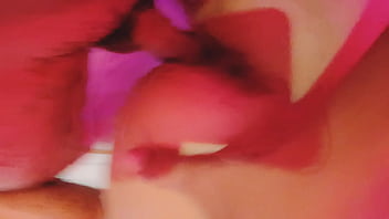 Jovencita se deja coger en cuatro y el novio trabajando