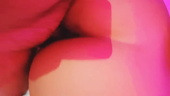 Jovencita se deja coger en cuatro y el novio trabajando