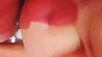 Jovencita se deja coger en cuatro y el novio trabajando