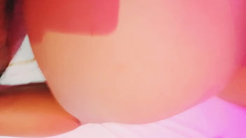 Jovencita se deja coger en cuatro y el novio trabajando