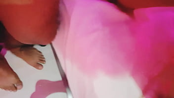 Jovencita se deja coger en cuatro y el novio trabajando