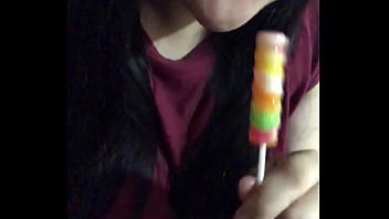 Putita lamiendo chupetin