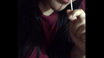 Putita lamiendo chupetin Putita lamiendo chupetin