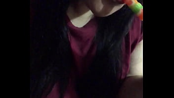 Putita lamiendo chupetin