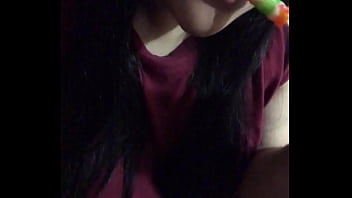 Putita lamiendo chupetin