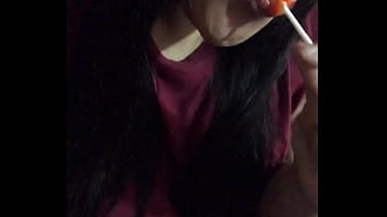 Putita lamiendo chupetin