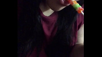 Putita lamiendo chupetin