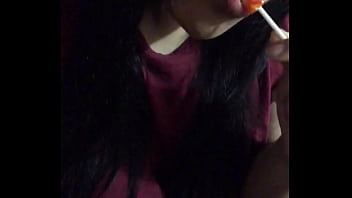 Putita lamiendo chupetin