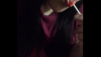 Putita lamiendo chupetin