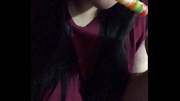 Putita lamiendo chupetin