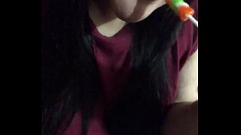 Putita lamiendo chupetin