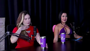 Safada faz uma demonstração do seu boquete e mostra a sua buceta lisinha rebolando gostoso exibindo seus peitos karol redxxx watch sheer red