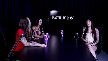 Safada faz uma demonstração do seu boquete e mostra a sua buceta lisinha rebolando gostoso exibindo seus peitos karol redxxx watch sheer red