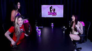 Safada faz uma demonstração do seu boquete e mostra a sua buceta lisinha rebolando gostoso exibindo seus peitos karol redxxx watch sheer red