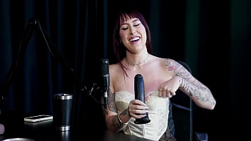 Safada faz uma demonstração do seu boquete e mostra a sua buceta lisinha rebolando gostoso exibindo seus peitos karol redxxx watch sheer red