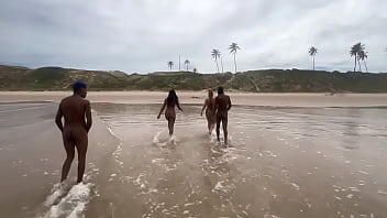Casal faz putaria na praia na frente dos amigos