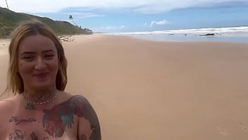 Casal faz putaria na praia na frente dos amigos
