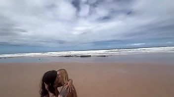 Casal faz putaria na praia na frente dos amigos