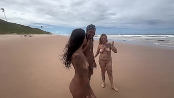 Casal faz putaria na praia na frente dos amigos