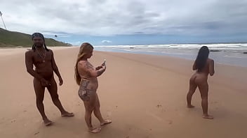 Casal faz putaria na praia na frente dos amigos