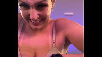 Eu na academia com top parecendo sutiã fiquei com tesão vendo os macho olhando meu peitinhos suado cheguei em casa e me masturbei gostoso pensando na aquilo