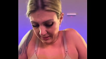 Eu na academia com top parecendo sutiã fiquei com tesão vendo os macho olhando meu peitinhos suado cheguei em casa e me masturbei gostoso pensando na aquilo