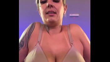 Eu na academia com top parecendo sutiã fiquei com tesão vendo os macho olhando meu peitinhos suado cheguei em casa e me masturbei gostoso pensando na aquilo