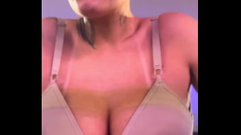 Eu na academia com top parecendo sutiã fiquei com tesão vendo os macho olhando meu peitinhos suado cheguei em casa e me masturbei gostoso pensando na aquilo