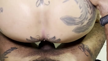 Amiga minha mulher veio aqui en casa dar uma trepada rapida comigo enqunto a corna tava tomando banho e nem pecebeu nada