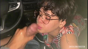 Uber Novinha Voltou Da Festa E Teve Que Pagar A Corrida Com Boquete thumbnail