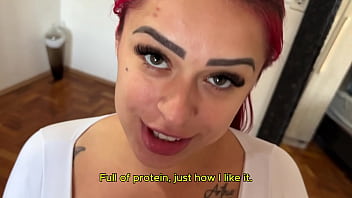 Depois do banho milf ruiva recebe creme no rosto e sai pra correr toda gozada completo