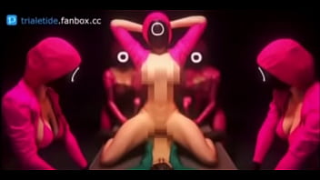 Guardias de el juego del calamar tetonas cogen a jugador sumiso en mesa de metal