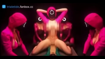 Guardias de el juego del calamar tetonas cogen a jugador sumiso en mesa de metal