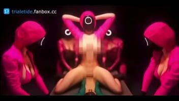 Guardias de el juego del calamar tetonas cogen a jugador sumiso en mesa de metal