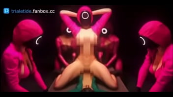 Guardias de el juego del calamar tetonas cogen a jugador sumiso en mesa de metal Guardias de el juego del calamar tetonas cogen a jugador sumiso en mesa de metal