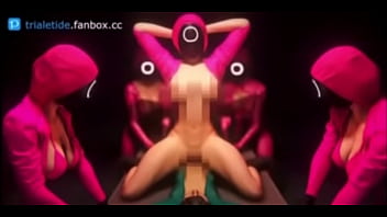 Guardias de el juego del calamar tetonas cogen a jugador sumiso en mesa de metal