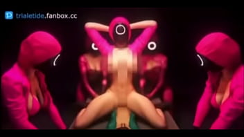 Guardias de el juego del calamar tetonas cogen a jugador sumiso en mesa de metal