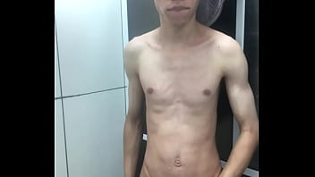 Novinho pelado tomando banho e se exibindo gostoso Novinho pelado tomando banho e se exibindo gostoso