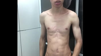 Novinho pelado tomando banho e se exibindo gostoso