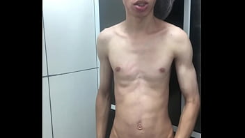 Novinho pelado tomando banho e se exibindo gostoso