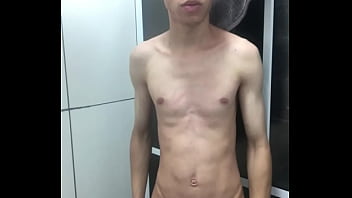 Novinho pelado tomando banho e se exibindo gostoso