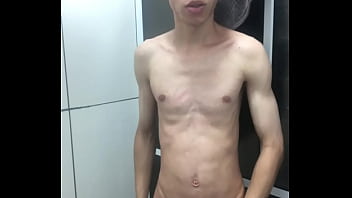 Novinho pelado tomando banho e se exibindo gostoso