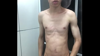 Novinho pelado tomando banho e se exibindo gostoso