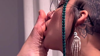 Come worship my perfect pretty toes and make me cum