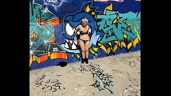 Petite exhib sexy sur une digue