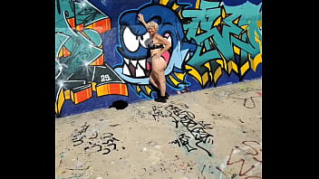 Petite exhib sexy sur une digue