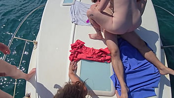 Orgie et partouze à 4 sur un bateau dans une mer houleuse vous n'êtes pas