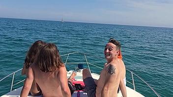 Orgie et partouze à 4 sur un bateau dans une mer houleuse vous n'êtes pas