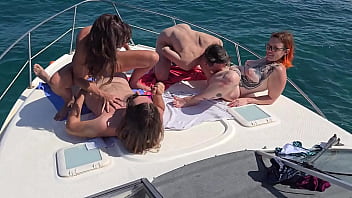 Orgie et partouze à 4 sur un bateau dans une mer houleuse vous n'êtes pas